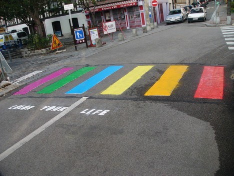Bunte Zebrastreifen: Ziel muss es sein, psychisch kranke Menschen mit Farben den Weg zurück ins normale Leben zu erleichtern