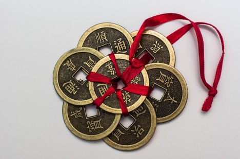 Glücksmünzen für die Reichtumsecke. Wen machen sie reich? Foto: CC-0, Public Domain via http://pixabay.com/en/chinese-coins-coins-chinese-money-167824/