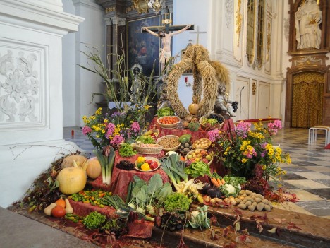 In vielen Kulturen wird ein Erntedankfest gefeiert. Auch die katholische Kirche pflegt die Tradition. Foto: CC-0 via pixabay.com