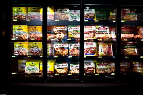 Viele Menschen können nicht mehr richtig kochen. Die Regale mit Tiefkühlpizza in Supermärkten werden immer länger.