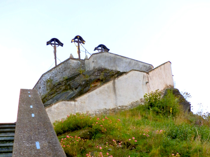 Spiralförmige Steintreppe auf den Berg, Foto (C) Irmgard Brottrager