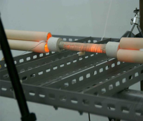 Glühender E-Cat während des Testlaufs. Im Inneren des Reaktors werden weit über 1.000° C erreicht