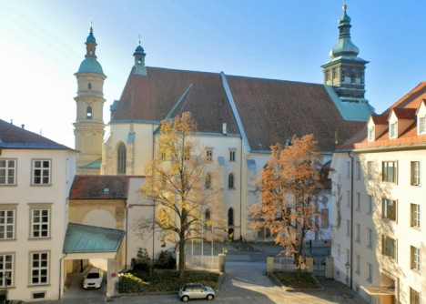 Doppelwendeltreppe in Graz, Blick vom obersten Fenster auf Dom und Mausoleum, Foto (C) Irmgard Brottrager