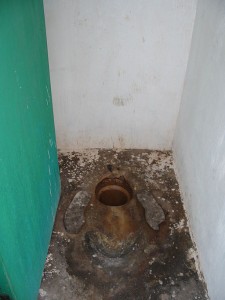 Eine öffentliche Toilette in China. Foto: By Wrightbus (Own work) [GFDL (http://www.gnu.org/copyleft/fdl.html) or CC BY 3.0 (http://creativecommons.org/licenses/by/3.0)], via Wikimedia Commons