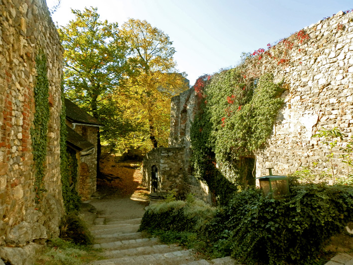 Burguine Gösting, Innenhof, Foto (C) Irmgard Brottrager