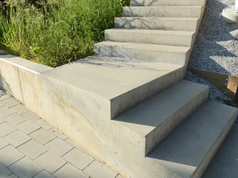 Diese Treppe ist in das natürliche Gelände integriert. Foto (C) Irmgard Brottrager