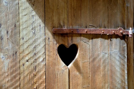 Was hat das stille Örtchen mit Reichtum zu tun? Foto: http://pixabay.com/de/tür-alt-holztür-herz-toilette-516731/ by condesign