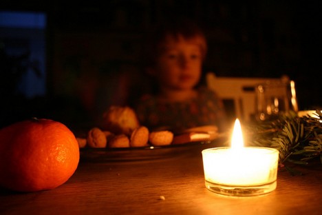 Kerzen gehören zur Weihnachtszeit einfach dazu. Doch wie sieht es eigentlich mit der Umweltverträglichkeit von Kerzen aus?