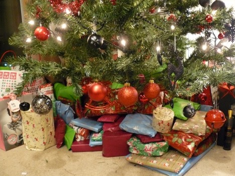 An Üppigkeit kaum zu überbieten: Geschenke unter einem deutschen Weihnachtsbaum an Heilig Abend