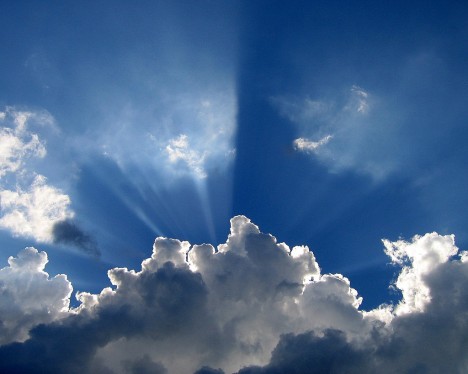 Wolken unterliegen einem ständigen Wandel und sind somit ebenso Symbol für veränderliche Vorgänge in unserem Universum wie langsamer vonstatten gehende Prozesse. Werden Wolken überhaupt genügend gewürdigt?