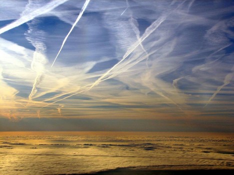 Mit Chemtrails verunreinigter Himmel, Foto (C) Anna / flickr