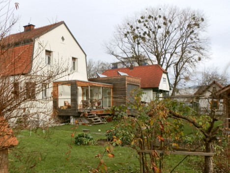 verwitternde Holzfassade an einem Zubau, Foto (C) Irmgard Brottrager