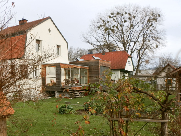verwitternde Holzfassade an einem Zubau, Foto (C) Irmgard Brottrager