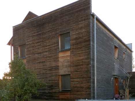 Holzfassade mit feiner Lattenstruktur, Foto (C) Irmgard Brottrager