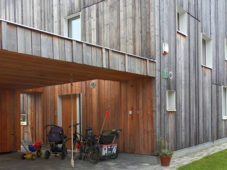 Holzfassade mit überdachtem Bereich, Foto (C) Irmgard Brottrager