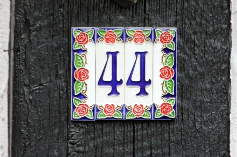 Die Hausnummer 44 sollte nach der chinesischen Numerologie kein Glück bringen. Und in in der Realität? Foto: CC-0 Public Domain via http://pixabay.com/en/house-number-number-pay-digits-44-193789/