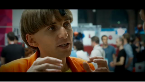 Neil Harbisson kann mit seinem Eyeborg Farben hören, die er nicht sehen kann.