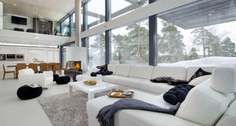 Zentrale Wohnküche mit offenem Kamin und Galerie-Ebene, Foto © POLARLIFEHAUS