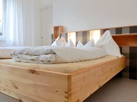 Gäste-Bett aus Zirbenholz in Ellmau in Tirol, Foto (C) Irmgard Brottrager