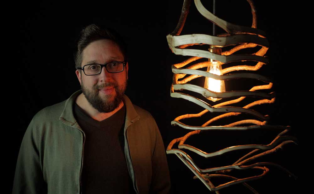 Gavin Munro mit einem gewachsenen Lampenschirm aus seiner Kollektion