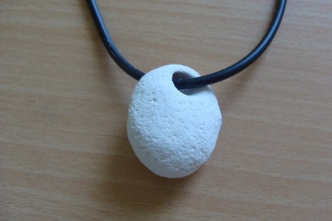 Den schönsten Hühnergott habe ich sofort zum persönlichen Amulett gemacht. Foto: ©Hedwig Seipel
