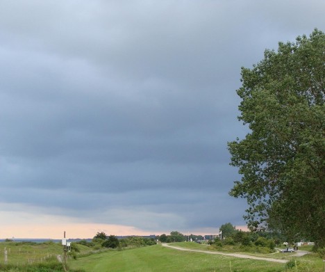 Das Blau der Gewitterstimmung ist eher ein Metall-Blau. Foto: © Hedwig Seipel