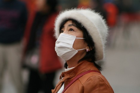 Saubere Luft und weniger Nebel... diese Aussage trifft derzeit nicht für Chinas Metropolen zu. Viele Menschen tragen einen Atemschutz gegen dichten Smog in der Luft