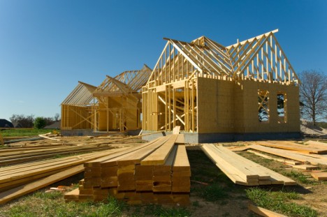 Ökologisches Bauen ist ein Schritt in Richtung Energiewende! Dabei können neben einer guten Dämmung und modernen Heizungen auch Holzhäuser zum Einsatz kommen.