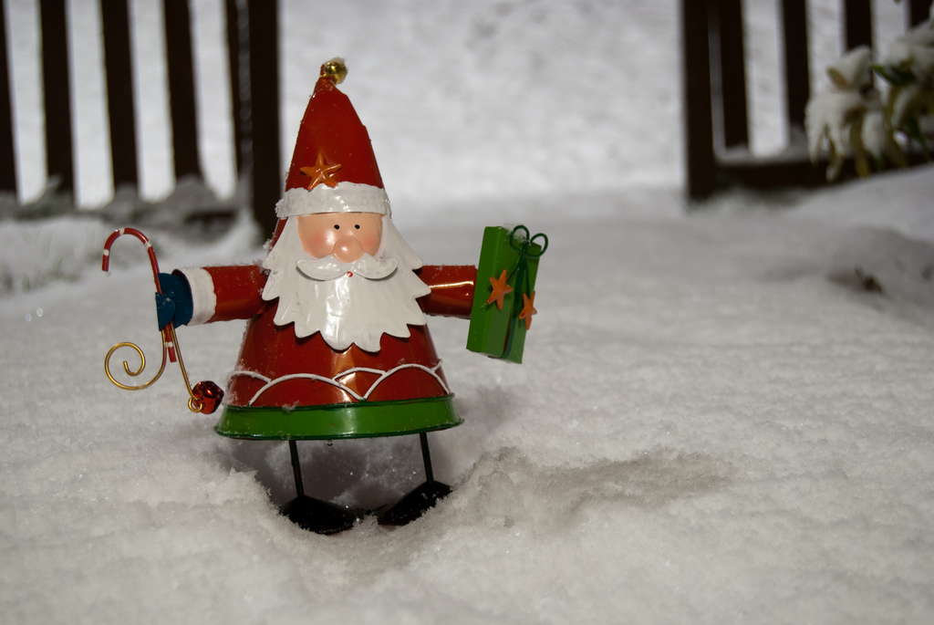Weihnachtsmännchen mit Geschenk: Es kommt auf die Geste an