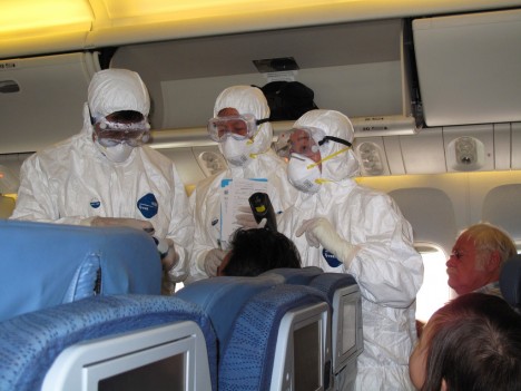 Medizinische Untersuchung in der Flugzeugkabine