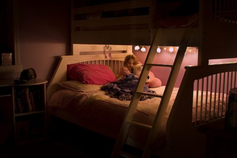 Auch Kinder kommen abends schneller zur Ruhe, wenn es im Zimmer nicht mehr so hell ist