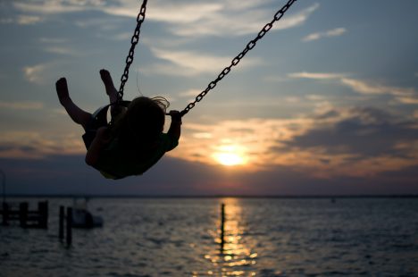 Schaukeln in der Abendsonne: Erinnerungen an unbeschwerte Tage in der Kindheit