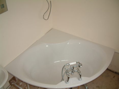 Durch den Einbau einer Eckbadewanne lässt sich viel Platz sparen