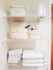 Ordnung und gute Organisation sind auch ein wichtiger Aspekt, um Badezimmer größer wirken zu lassen