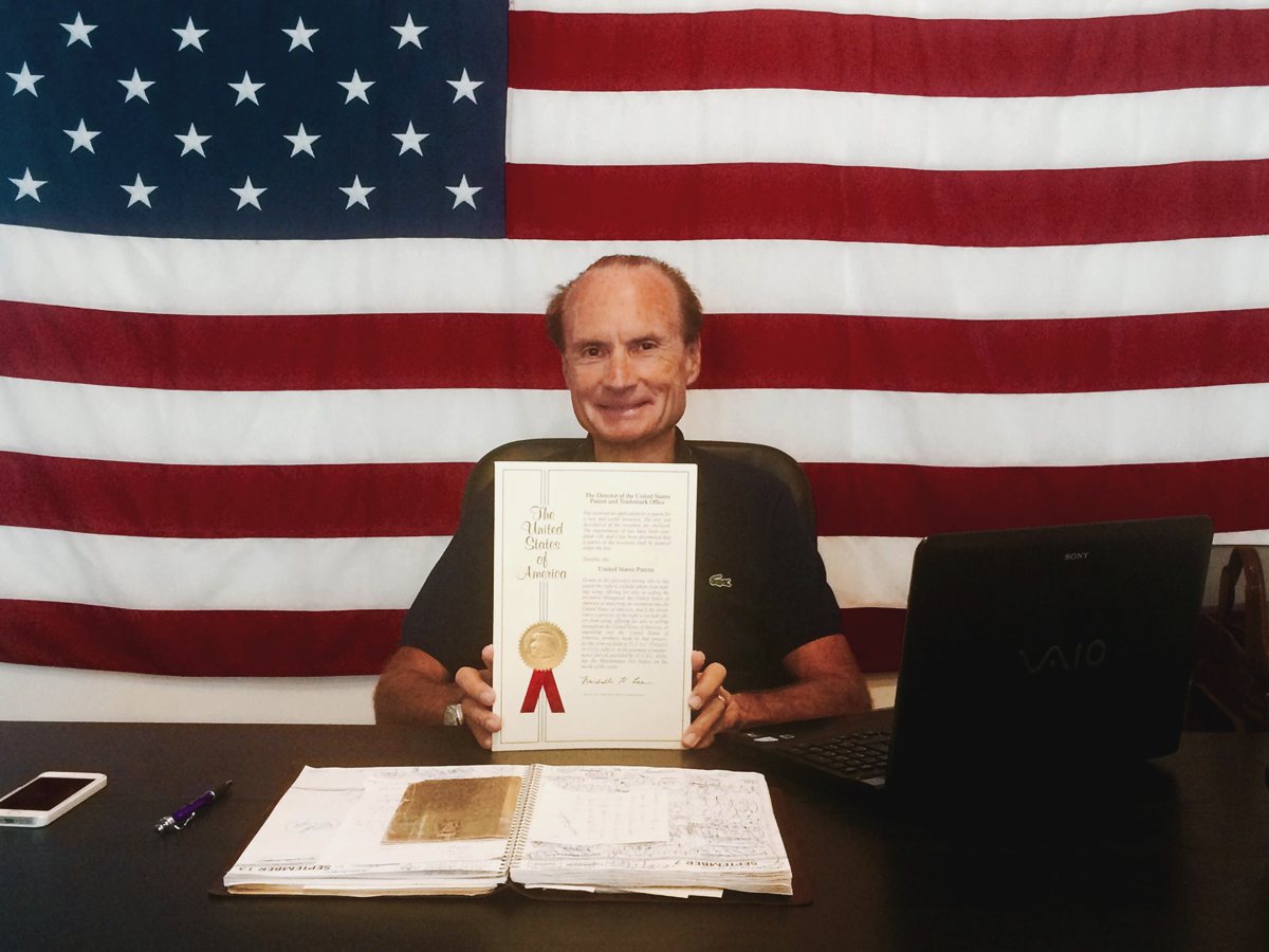 Andrea Rossi mit seinem US-Patent im September 2015