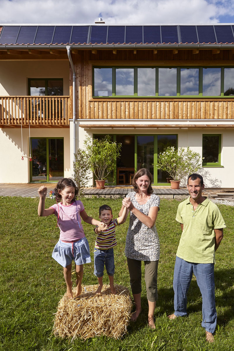 Seit dem Sommer 2015 lebt Familie Louchet in ihrem weitgehend solar beheizten Strohballenhaus. Im ersten Winter verbrauchten sie nur einen Raummeter Holz zum Nachheizen.