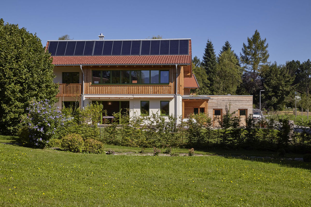 Mit 30 Quadratmetern Solarkollektoren kann die Familie über 60 Prozent ihres Wärmebedarfs solar decken. Mit einem Winkel von 60 Grad sind sie für die Wintersonne optimiert.