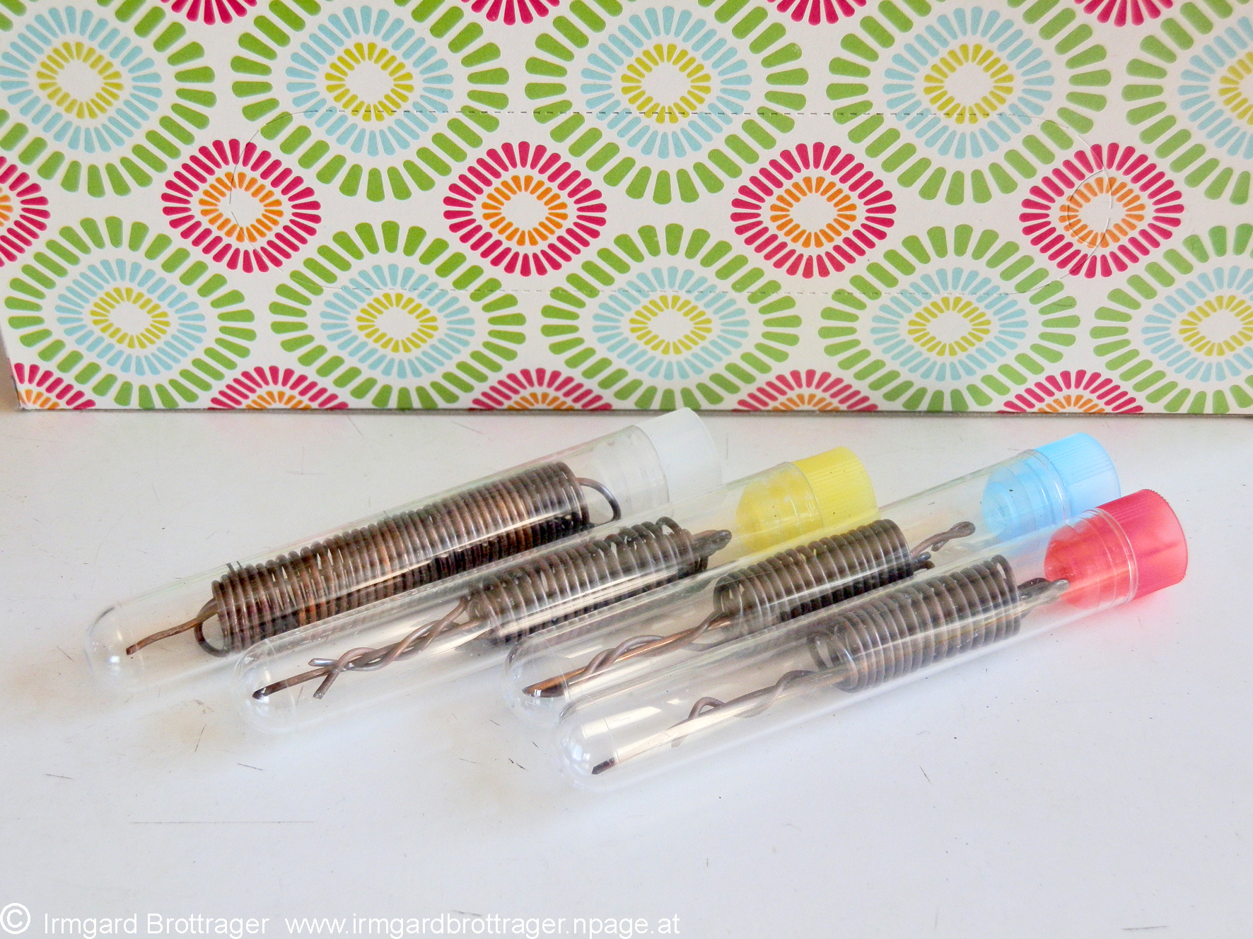 Selbst gebastelte, so genannte „Health Pens“ mit gecoateten Kupferspulen, Foto (C) Irmgard Brottrager
