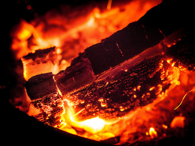 Bei Holzheizungen sollte man möglichst von oben nach unten heizen und nicht umgekehrt, um eine Abkühlung der Rauchgase zu verhindern. Foto (C) Jan Beck / flickr
