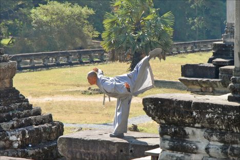 Kung-Fu übende Nonne im Tempel Angkor Vat, Foto (C) Jean-Pierre Dalbéra / flickr