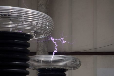 Tesla-Spule in Form eines Torus, Foto (C) Will Scullin / flickr