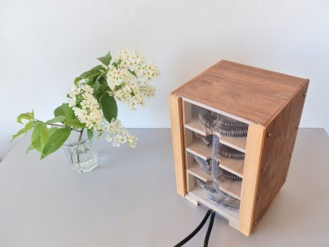 Magrav mit Holz-Gehäuse und Sichtfenster, Foto + Design (C) Irmgard Brottrager