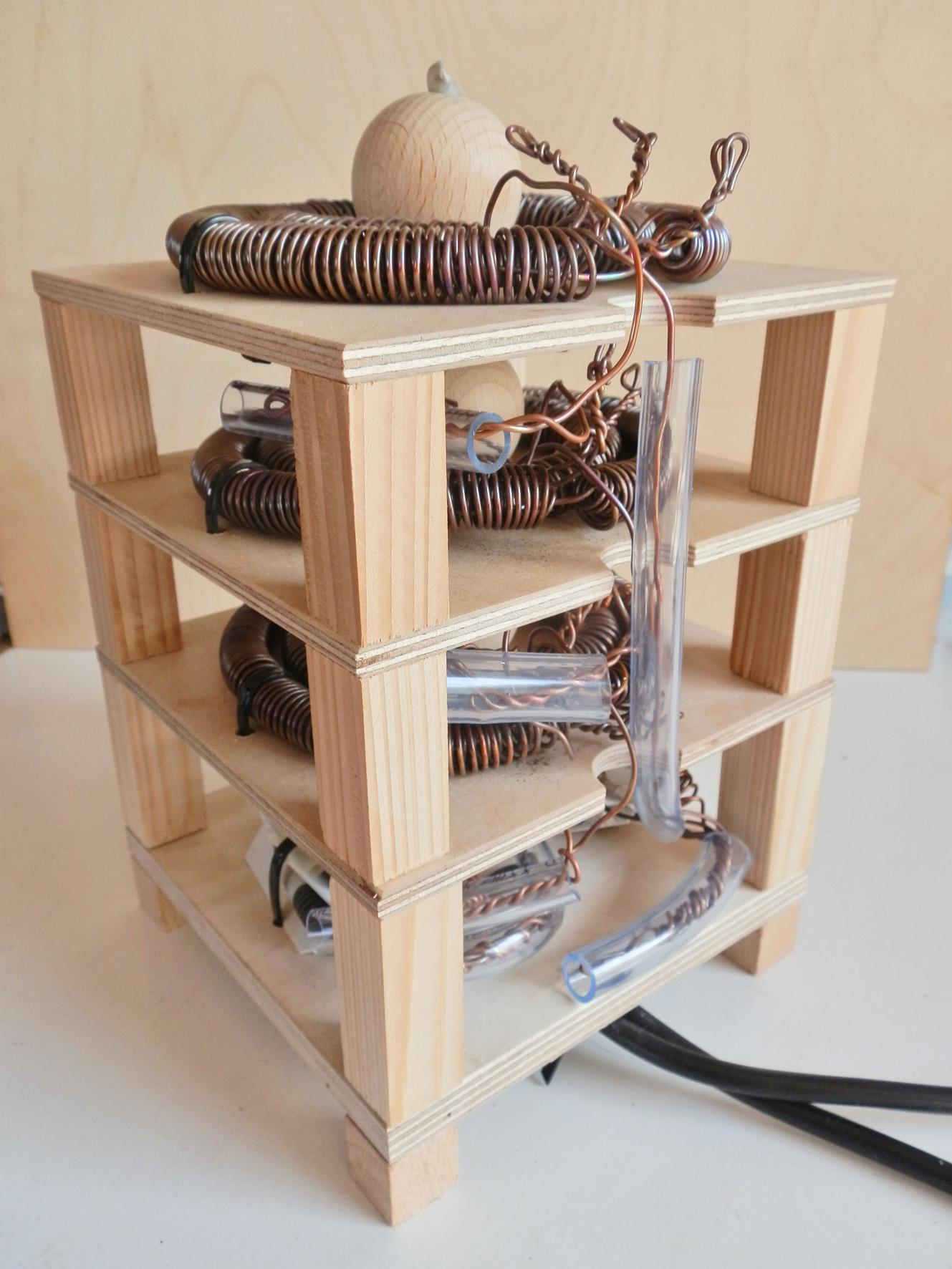 Magrav mit Holz-Gestell, Foto + Design (C) Irmgard Brottrager