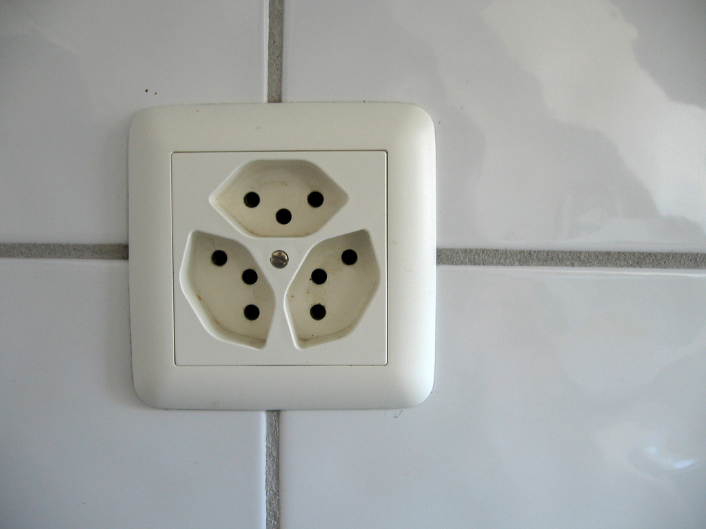 Platzsparende 3-fach-Steckdose, Foto (C) Marcin Wichary / flickr