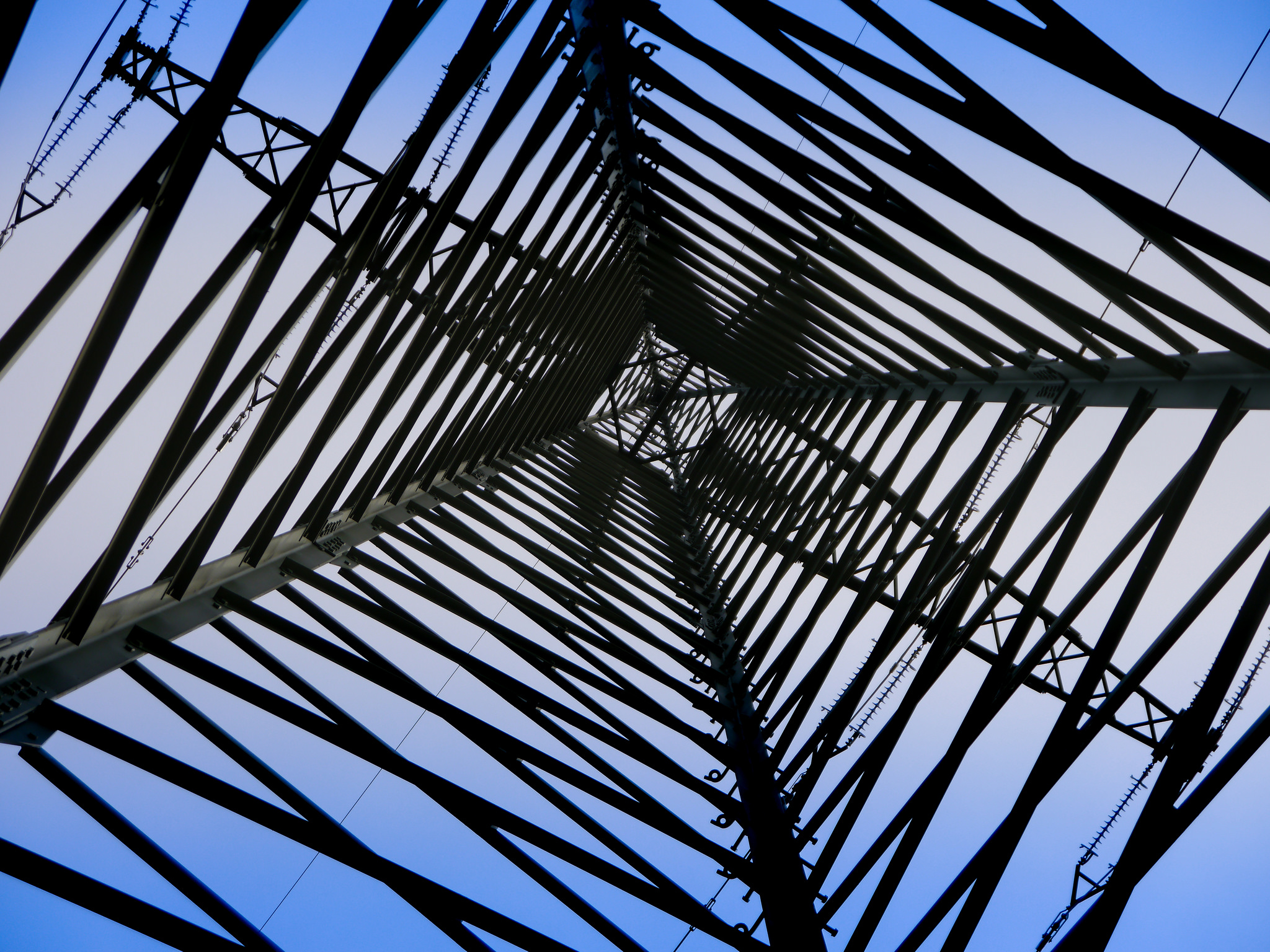 Hochspannungsmasten sind weithin sichtbare Bauwerke unseres leitungsgebundenen Sromnetzes. Foto (C) Angle Trenz / flickr