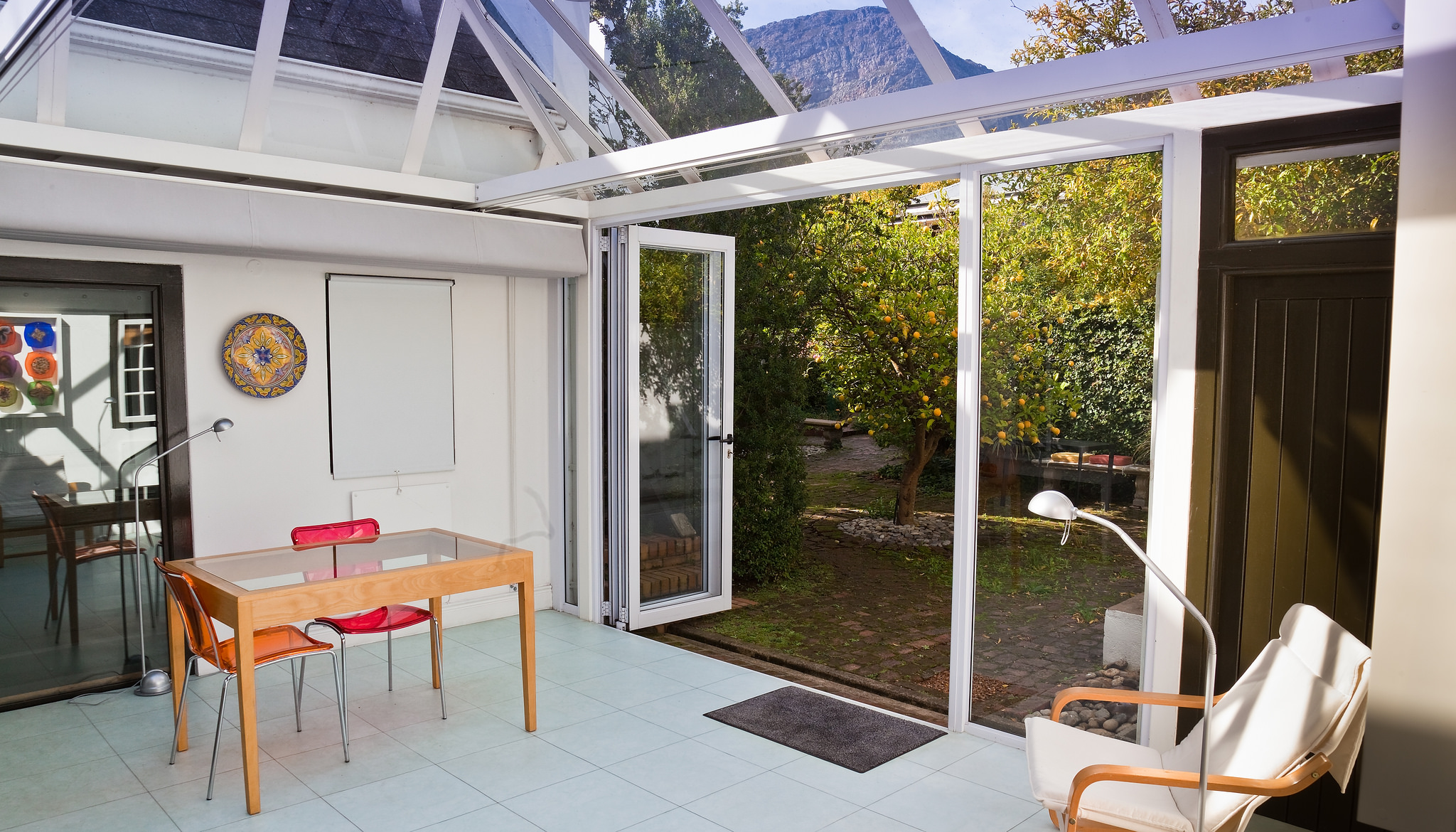 Ein Wintergarten kann zugleich als Sonnenfang und als unbeheizter Pufferraum dienen. Foto (C) John Hickey-Fry / flickr