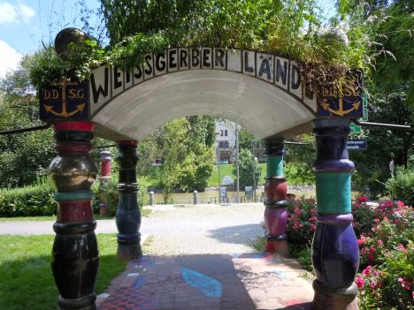 Lustiges Hundertwasser-Portal in Wien, Foto (C) Sarah Ackermann / flickr