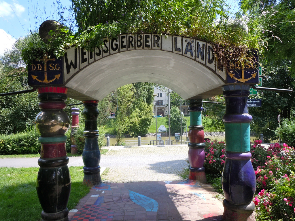 Lustiges Hundertwasser-Portal in Wien, Foto (C) Sarah Ackermann / flickr