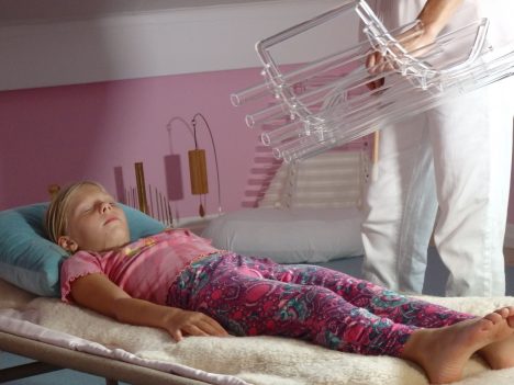 Martina Maria Stocker ist spezialisiert auf die Arbeit mit Kindern und Frauen, vor allem vor, während und nach der Geburt. Sie verwendet verschiedene Kristall-Instrumente, Steine und Klangschalen. Foto (C) http://www.empfaengnis-schwangerschaft-geburt.de