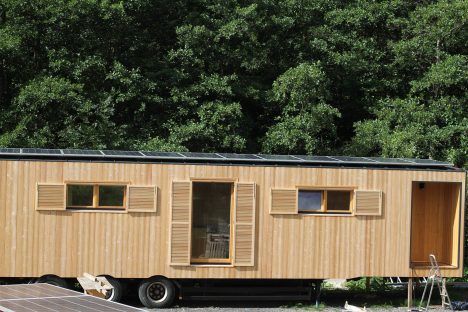Mobiles Tiny-House mit Holzfassade, Solarkollektoren und Plattform-Trailer. Foto und Info: http://www.mex.co.at